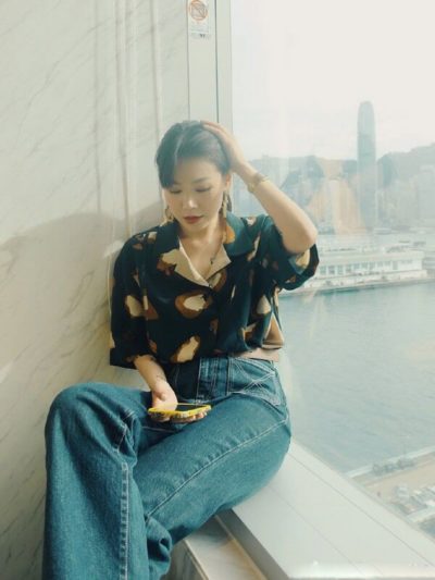 Những chiếc sơ mi cộc tay phủ hoạ tiết giúp phong cách chị em trở nên trẻ trung và sành điệu hơn.