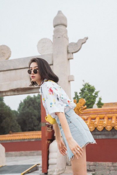 Diện sơ mi cộc tay phủ hoạ tiết và mix với chân váy jeans, các nàng sẽ có ngay một tổng thể diện mạo cực thời thượng và năng động.