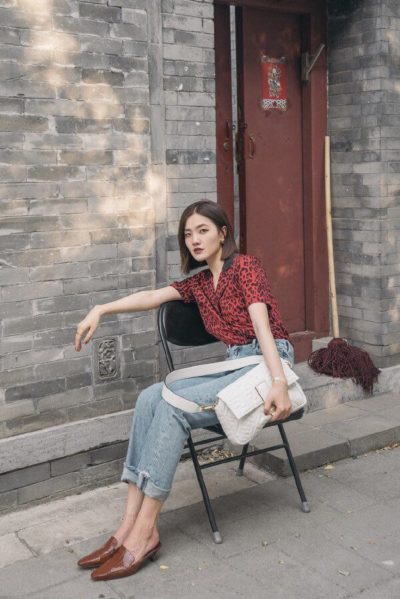 Các nàng không ngại nổi bật có thể lựa chọn những mẫu sơ mi màu rực rỡ để mix cùng quần/chân váy jeans. Yên tâm rằng bất kể sơ mi mang gam màu gì cũng có thể kết hợp cực ngọt với đồ jeans.