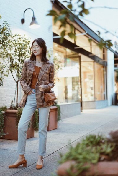 Trong khi quần jeans đem tới nét bụi bặm, cá tính thì áo blazer sẽ hô biến diện mạo các nàng trở nên vô cùng sành điệu, thời thượng.