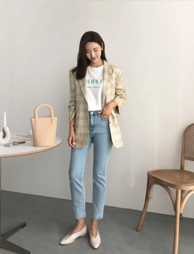 Những chiếc blazer kẻ sáng màu là gợi ý hoàn hảo giúp set đồ tối giản của các nàng trở nên hút mắt hkwb.