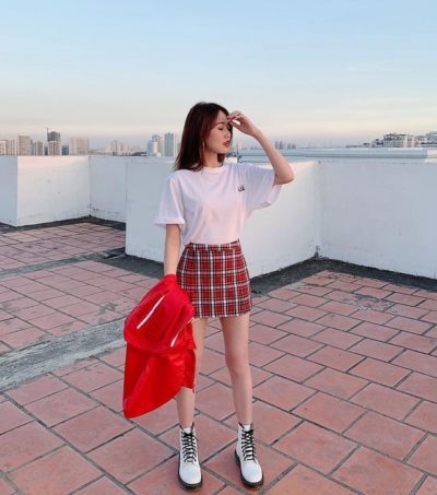Áo thun và chân váy thẳng caro cùng boot trắng đơn giản vẫn xinh