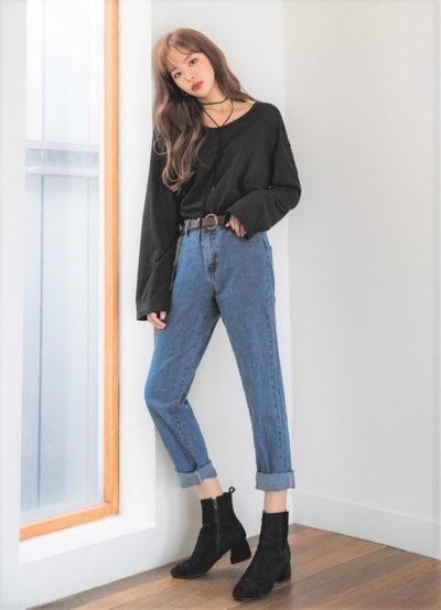 Áo thun cùng quần jean diện cùng boots cũng xinh hết chỗ chê nha