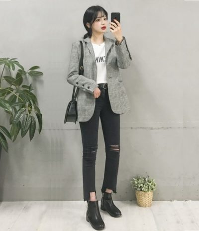 Áo thun in chữ cùng Jean đen rách và khoác ngoài blazer thêm một đôi boot quá chuẩn phải không nào