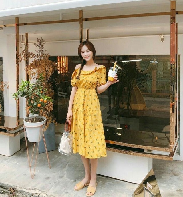 Đầm hoa lệch vai vàng tươi thật nữ tính đáng để yêu