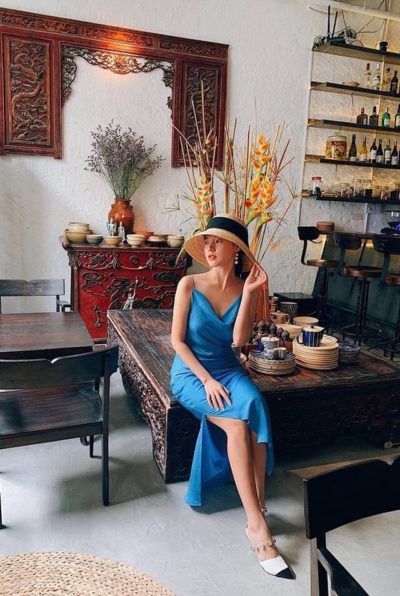 Bản thân chiếc váy lụa 2 dây đã mang khí chất sang chảnh ngút ngàn rồi