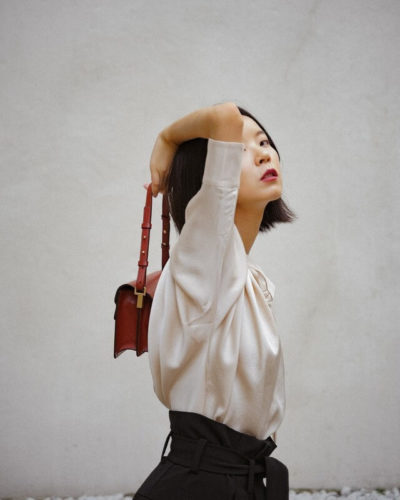 Ngoài hai items hot hit là áo/ váy hai dây thì “anh em, họ hàng” nhà vải lụa bóng năm nay còn có thêm áo sơ mi, áo blouse lụa bóng, chân váy lụa bóng