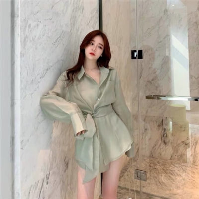 Lưu ý là chỉ được giặt đồ lụa với nước lạnh và tuyệt đối không dùng bàn là nhiệt để ủi đồ để trang phục giữ được độ bóng bẩy đặc trưng