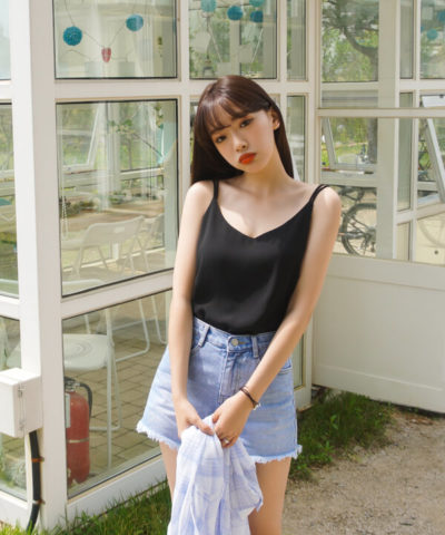 Dù có một vài điểm hơi “khó chiều” thế nhưng với ưu điểm vừa sang vừa mát thì những trang phục từ vải lụa rất xứng đáng để được có mặt trong tủ đồ vào mùa hè này