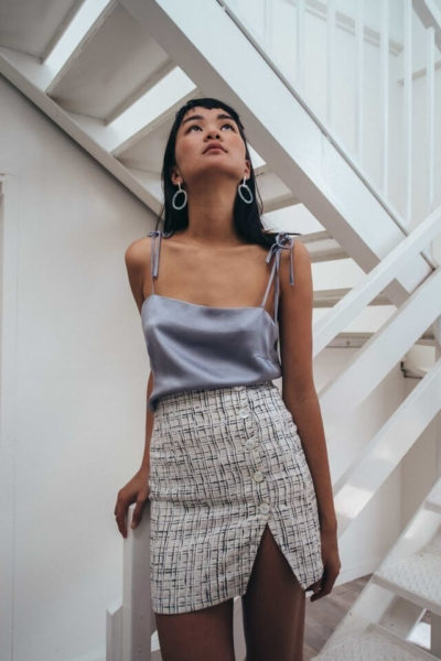 Đã ra đời từ rất lâu, là một trong những chất liệu có lịch sử lâu đời nhất nhưng vải lụa bóng vẫn luôn được xếp vào hàng kinh điển trong thời trang