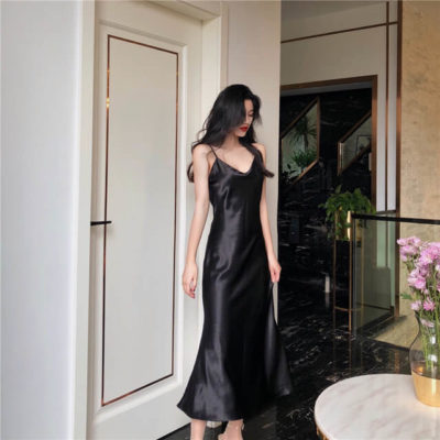 Năm nay, đi cùng với độ hot thì chất liệu vải lụa được sử dụng phổ biến hơn cho nhiều items thời trang khác nhau từ váy/áo hai dây, áo sơ mi, áo blouse, chân váy