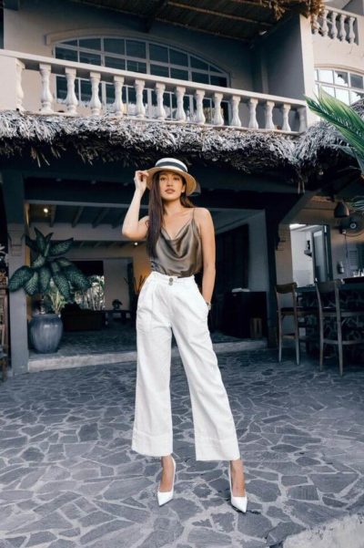 Đối với áo hai lụa, đây có thể xem như là item “dễ tính” nhất trong các loại trang phục từ vải lụa bóng
