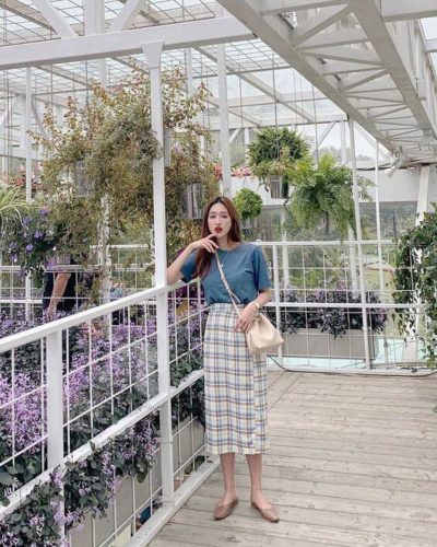 Diện áo thun kết hợp chân váy dài cũng xinh lắm đó