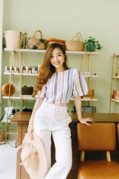 Diện croptop kết hợp cùng quần ống đứng cũng xinh lắm nhen