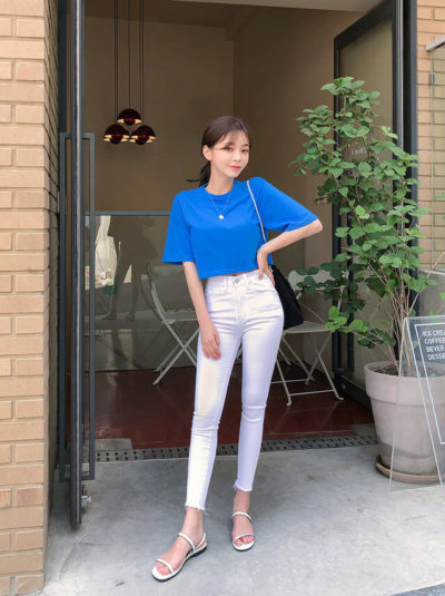Tươi tắn với áo croptop xanh coban kết hợp quần jean trắng