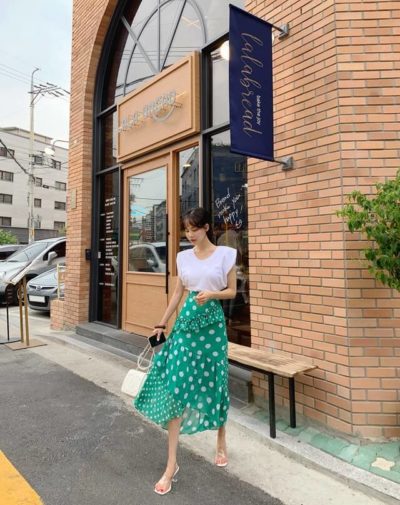 Ngọt ngào với sự kết hợp giữa áo thun trắng và chân váy maxi chấm bi thiết kế những chi tiết xinh xắn