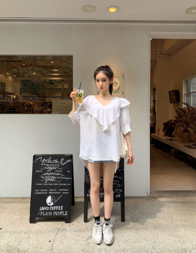 Dễ thương với áo nhún bèo tay lỡ trắng