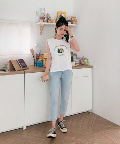 Năng động với áo tanktop mix quần jean