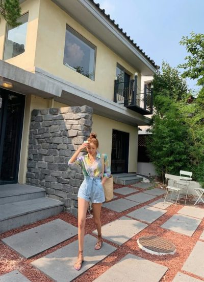Áo sơ mi họa tiết màu loang lạ mắt mix quần short jean tạo cảm giác mát mẻ