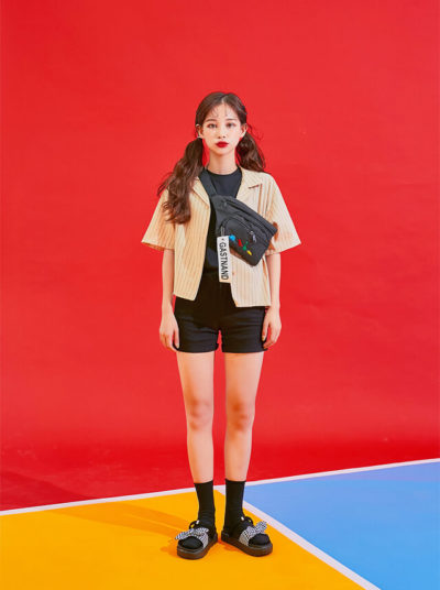 Trẻ trung với sơ mi cộc kẻ sọc mix quần short