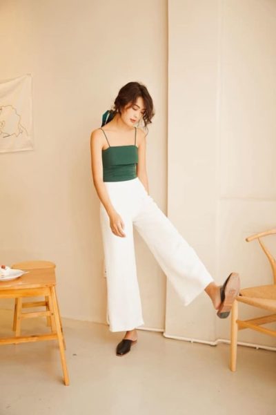 Một chút quyến rũ với áo dây cùng quần ống đứng nhé