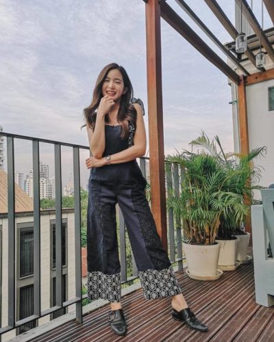 Phối đồ Jumpsuit quần ống rộng phối chất Jean với họa tiết rất style