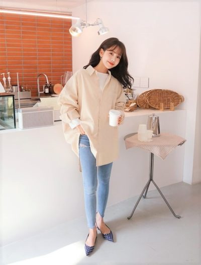 Nhí nhảnh với áo sơ mi oversize và quần jean