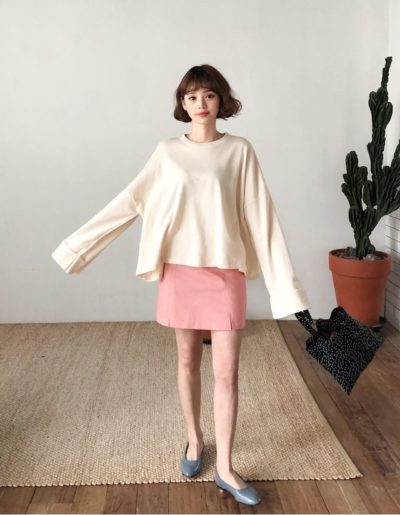 Phối hợp áo oversize và chân váy