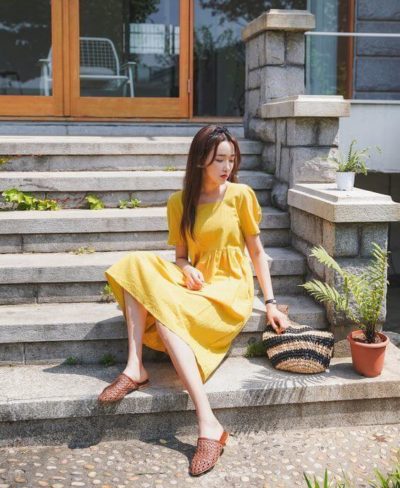 Diện váy dài vàng nhìn cũng nữ tính lắm chứ bộ