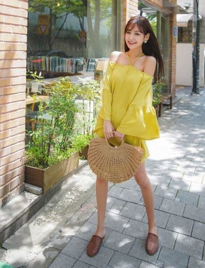 Diện váy yếm nhìn cũng xinh quá đi à