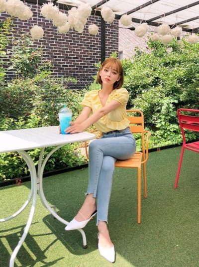 Mix đồ cùng sơ mi vàng và Jeans thôi mà xinh chói chang vậy đó
