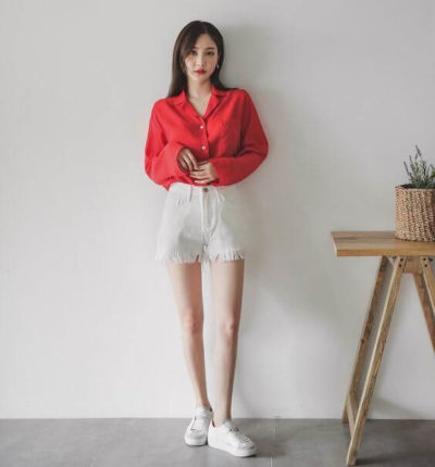 Phối áo đỏ cùng quần short trắng nhìn có xinh chưa nà