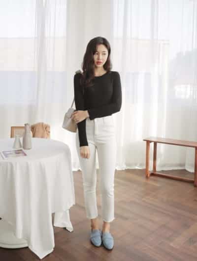 Những bạn gái có chiều cao lý tưởng có thể chọn những chiếc quần ôm mix cùng áo thun ôm