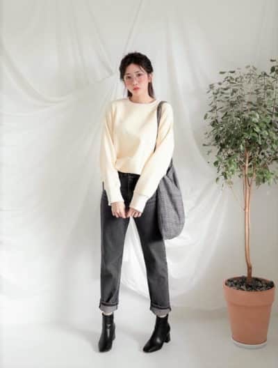 Áo nỉ diện chung với jean xắn gấu đơn giản mà đáng yêu