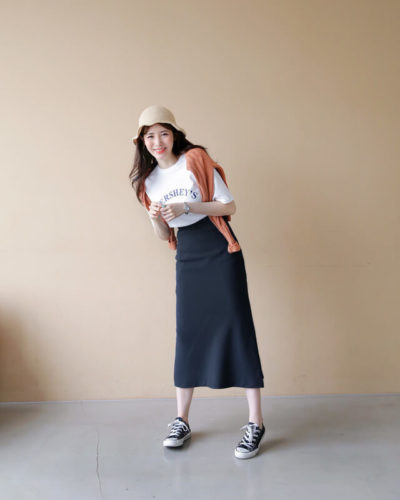 Thun trắng cùng chân váy dài cute xỉu
