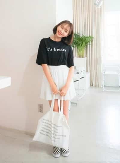 Cô nàng tên diện áo thun cùng chân váy ngắn như thế này thì xinh hết sẩy