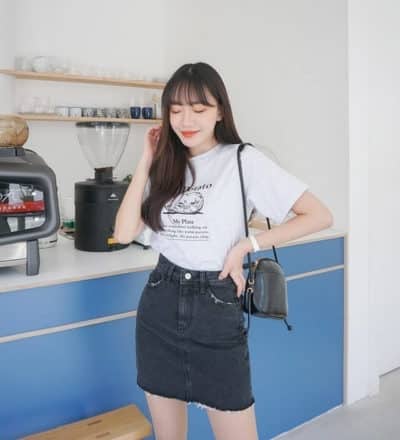 Thun trắng cùng chân váy jean nhìn đã yêu nè