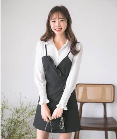 Sơ mi trắng mix cùng váy yếm như thế này xinh ngất ngây còn lịch thiệp nữa