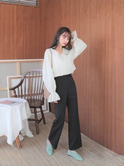 Sơ mi tay loe diện chung với quần tây suông xinh xắn và đáng yêu