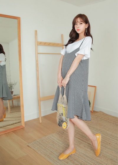 Những mẫu áo phông trắng trơn là phù hợp hơn cả để diện theo phong cách phối đồ này.