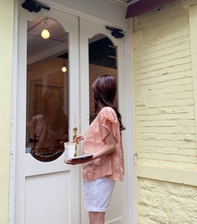 Các mẹ có thể diện áo blouse với quần short vải...