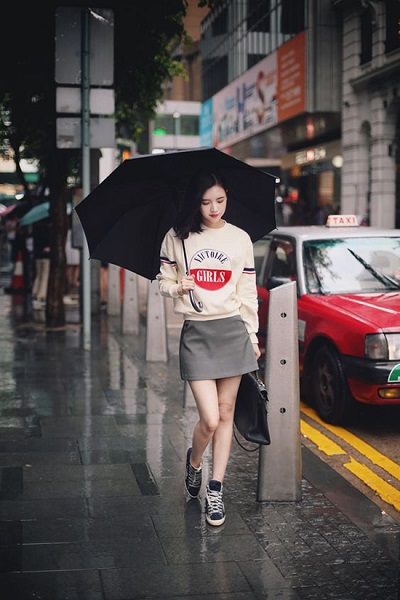 Phối áo len, áo nỉ với váy ngắn, giày thể thao