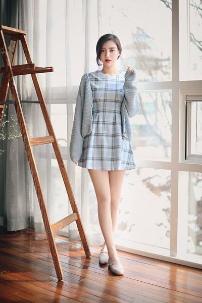Phối áo len, áo nỉ với đầm sơ mi sọc caro