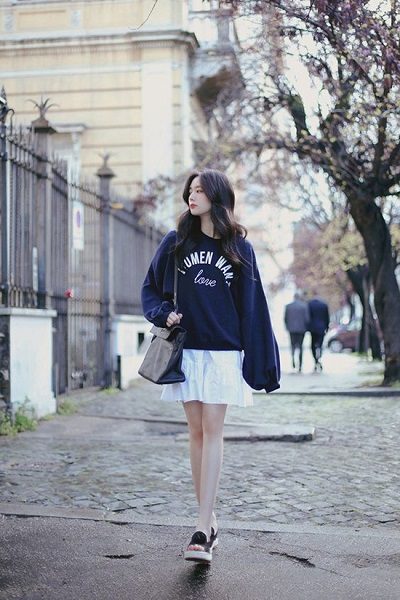 Phối áo len, áo nỉ với váy xòe trắng
