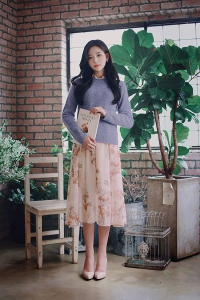 Phối áo len, áo nỉ với đầm voan hoa