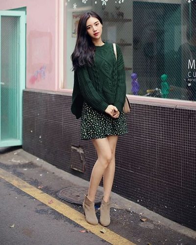 Phối áo len, áo nỉ với đầm chấm bi