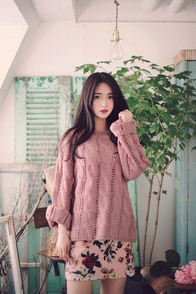 Phối áo len, áo nỉ với đầm hoa ngắn