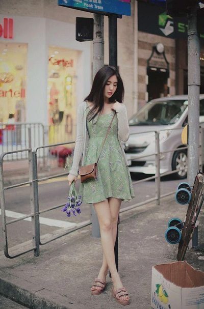 Phối áo len, áo nỉ với đầm voan ngắn cổ tròn