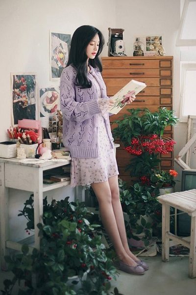 Phối áo len, áo nỉ với đầm trắng họa tiết hoa nhí