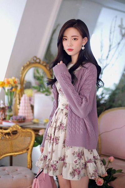 Phối áo len, áo nỉ với đầm voan xòe đuôi cá